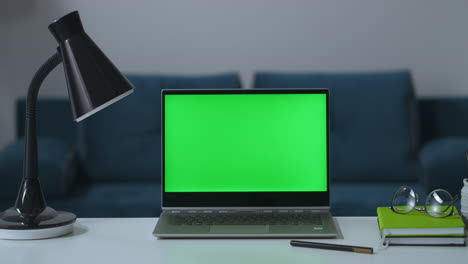 Notebook-Mit-Greenscreen-Für-Chroma-Key-Technologie,-Zoom-Aufnahme-Auf-Dem-Tisch-Im-Wohnzimmer,-Remote-Arbeitsplatz-In-Häuslicher-Isolation-Und-Entfernung-Während-Einer-Pandemie